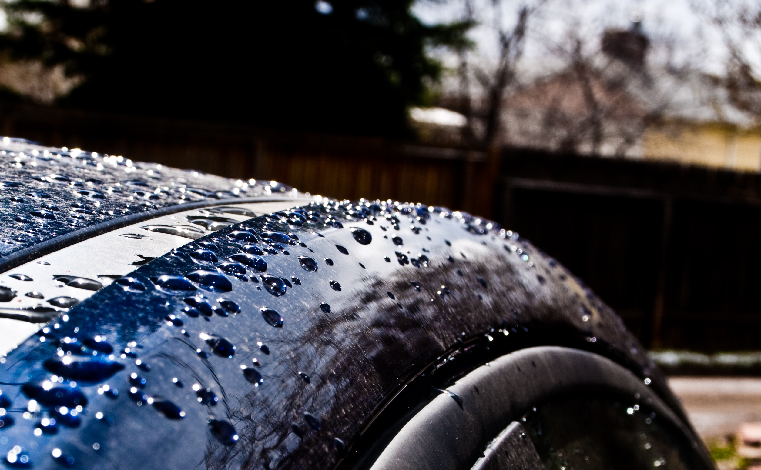 Автомобиль под каплями дождя загрузить
